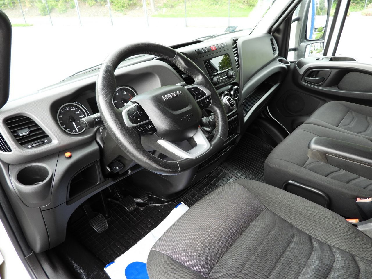 IVECO DAILY 72C18 TARPAULIN LIFT 14 PALLETS WEBASTO CRUISE CONTROL LED LIGHTS TWIN WHEELS AIR CONDITIONING 180HP - Kamion me tendë: foto 2 IVECO DAILY 72C18 TARPAULIN LIFT 14 PALLETS WEBASTO CRUISE CONTROL LED LIGHTS TWIN WHEELS AIR CONDITIONING 180HP - Kamion me tendë: foto 2