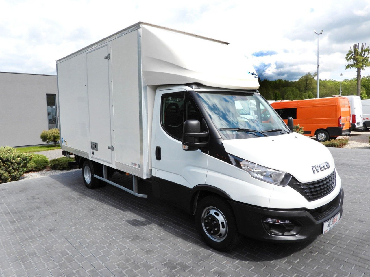 Iveco DAILY 35C16 KOFFER AUFZUG 8 PALETTEN TEMPOMAT Iveco DAILY 35C16 KOFFER AUFZUG 8 PALETTEN TEMPOMAT - Kamioncine me kontinier: foto 4 Iveco DAILY 35C16 KOFFER AUFZUG 8 PALETTEN TEMPOMAT Iveco DAILY 35C16 KOFFER AUFZUG 8 PALETTEN TEMPOMAT - Kamioncine me kontinier: foto 4