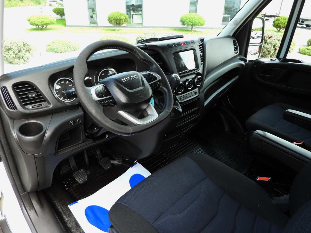 IVECO DAILY 35C16 TIPPER DOUBLE CABIN DOKA 6 SEATS CRUISE CONTROL NAVIGATION TWIN WHEELS AIR CONDITIONING 160HP - Kamioncine: foto 2 IVECO DAILY 35C16 TIPPER DOUBLE CABIN DOKA 6 SEATS CRUISE CONTROL NAVIGATION TWIN WHEELS AIR CONDITIONING 160HP - Kamioncine: foto 2