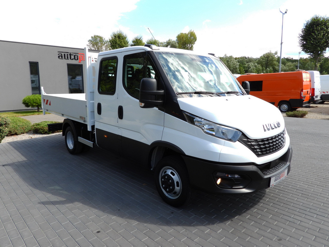 IVECO DAILY 35C16 TIPPER DOUBLE CABIN DOKA 6 SEATS CRUISE CONTROL NAVIGATION TWIN WHEELS AIR CONDITIONING 160HP - Kamioncine: foto 4 IVECO DAILY 35C16 TIPPER DOUBLE CABIN DOKA 6 SEATS CRUISE CONTROL NAVIGATION TWIN WHEELS AIR CONDITIONING 160HP - Kamioncine: foto 4