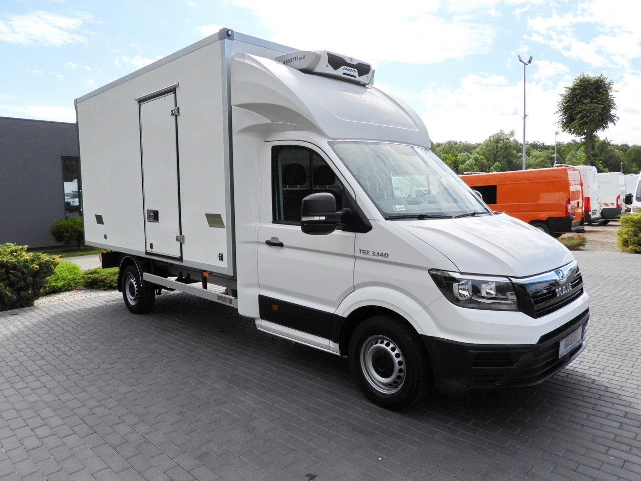 MAN TGE 3.140 REGRIGERATOR BOX -1*C 8 PALLETS HEATING FUNCTION CRUISE CONTROL PNEUMATICS AIR CONDITIONING 140HP - Furgon frigorifer: foto 4 MAN TGE 3.140 REGRIGERATOR BOX -1*C 8 PALLETS HEATING FUNCTION CRUISE CONTROL PNEUMATICS AIR CONDITIONING 140HP - Furgon frigorifer: foto 4