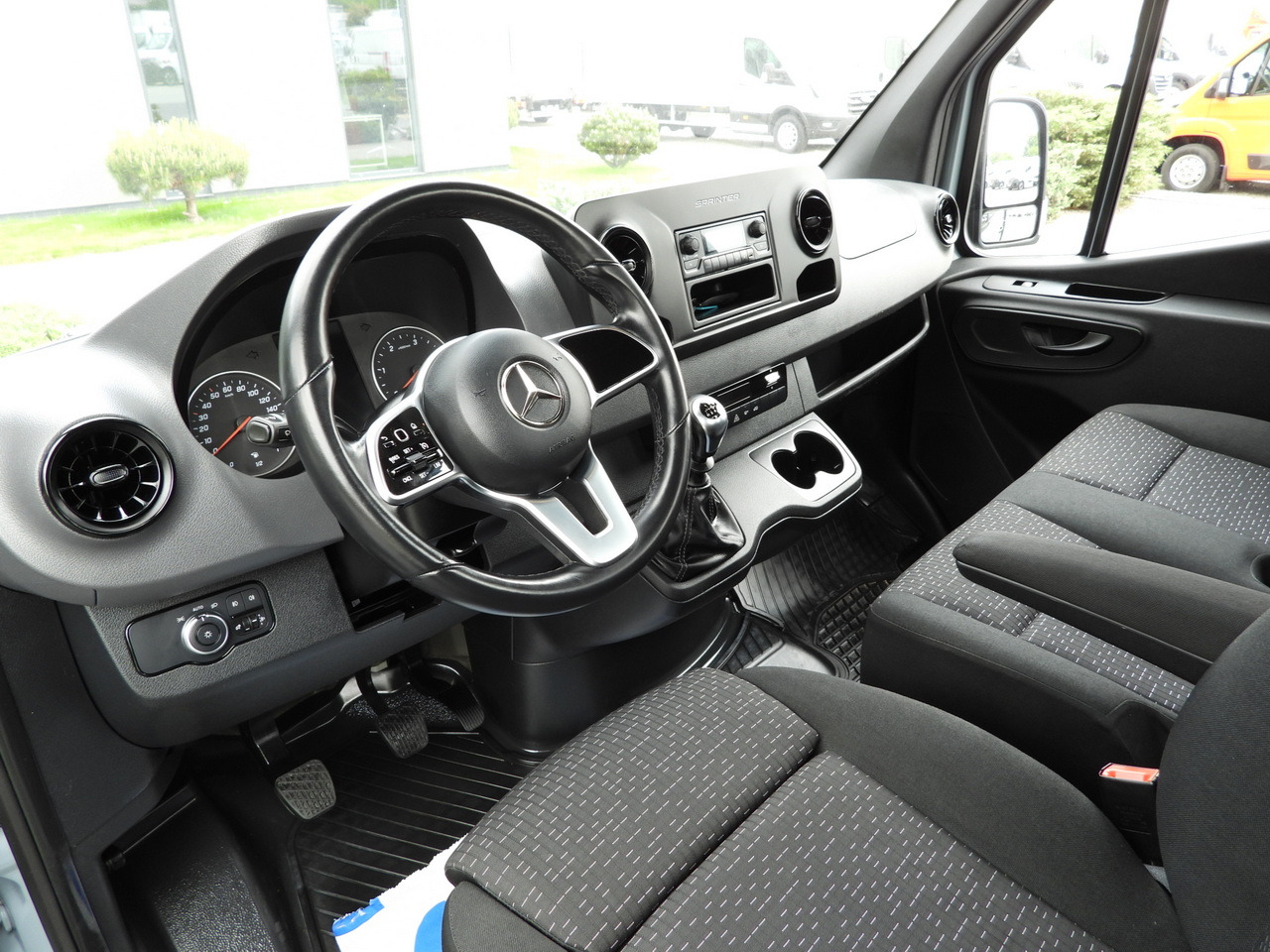 MERCEDES SPRINTER 315 STAKE BODY 8 PALLETS CRUISE CONTROL AIR CONDITIONING 150HP - Kamioncine me karroceri: foto 2 MERCEDES SPRINTER 315 STAKE BODY 8 PALLETS CRUISE CONTROL AIR CONDITIONING 150HP - Kamioncine me karroceri: foto 2