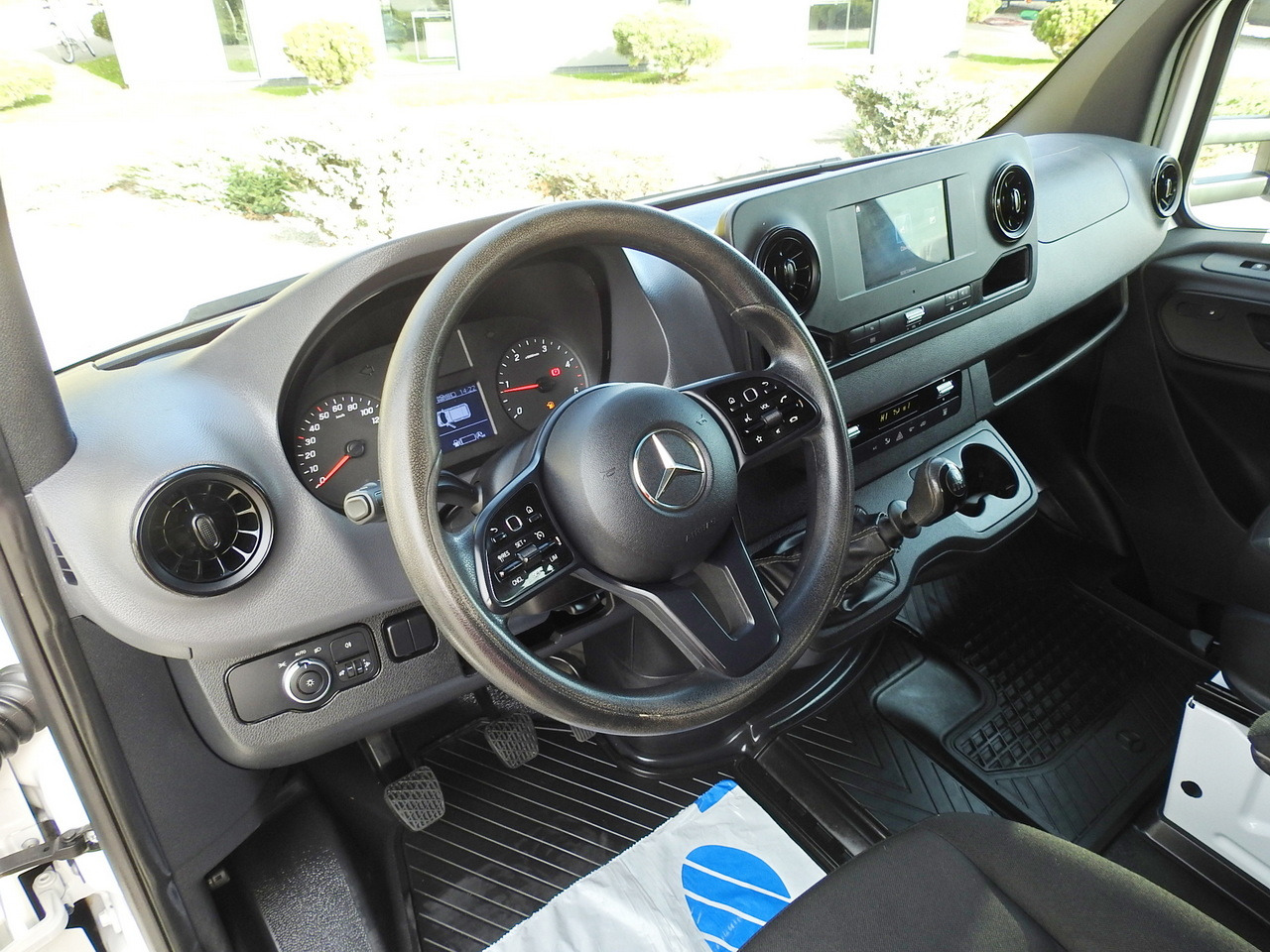 MERCEDES SPRINTER 516 STAKE BODY DOUBLE CABIN DOKA 6 SEATS CRUISE CONTROL AIR CONDITIONING TWIN WHEELS 160HP - Kamioncine dopio kabinë: foto 2 MERCEDES SPRINTER 516 STAKE BODY DOUBLE CABIN DOKA 6 SEATS CRUISE CONTROL AIR CONDITIONING TWIN WHEELS 160HP - Kamioncine dopio kabinë: foto 2