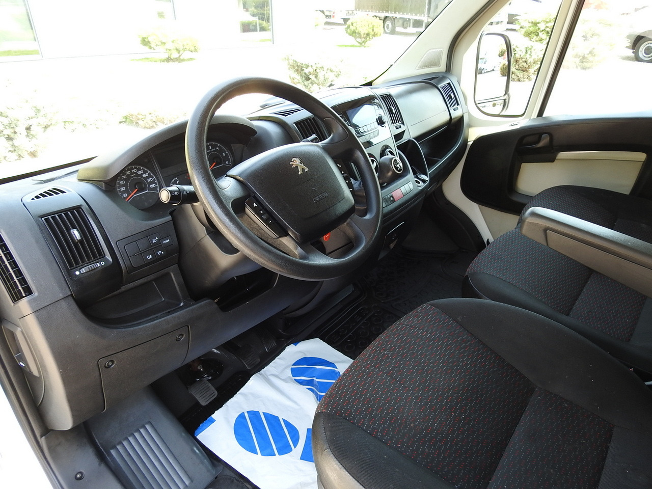 PEUGEOT BOXER BOX DELIVERY VAN 7 SEATS 110HP - Furgon: foto 2 PEUGEOT BOXER BOX DELIVERY VAN 7 SEATS 110HP - Furgon: foto 2