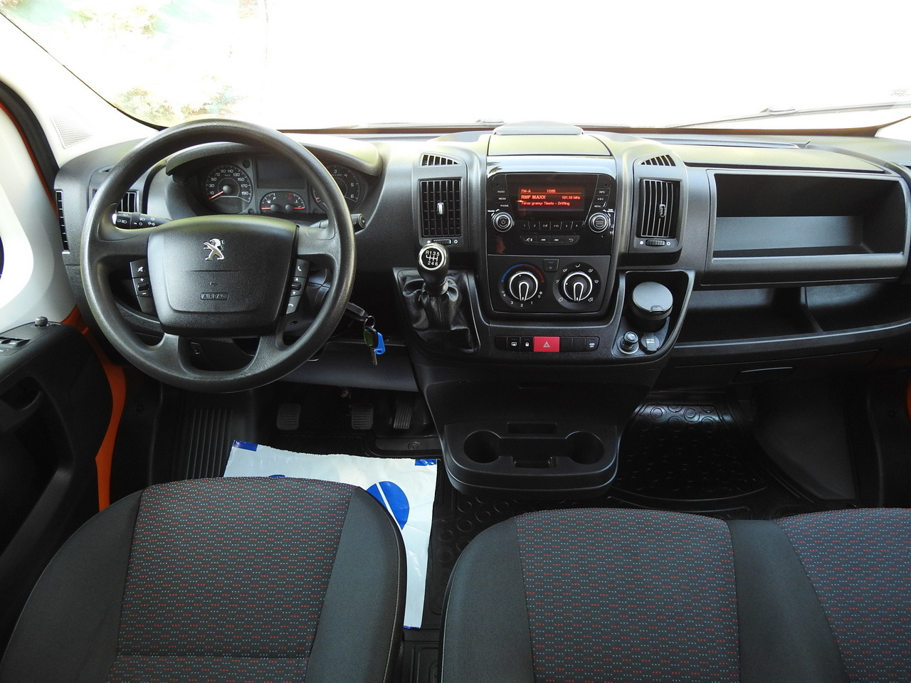 PEUGEOT BOXER BOX DELIVERY VAN 7 SEATS AIR CONDITIONING 120HP - Furgon: foto 2 PEUGEOT BOXER BOX DELIVERY VAN 7 SEATS AIR CONDITIONING 120HP - Furgon: foto 2