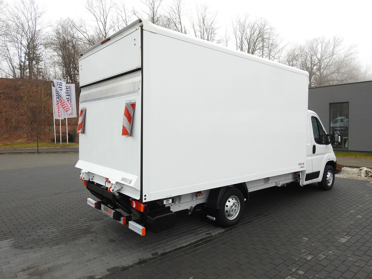 PEUGEOT BOXER BOX LIFT 8 PALLETS CRUISE CONTROL AIR CONDITIONING 140HP - Kamioncine me kontinier: foto 3 PEUGEOT BOXER BOX LIFT 8 PALLETS CRUISE CONTROL AIR CONDITIONING 140HP - Kamioncine me kontinier: foto 3