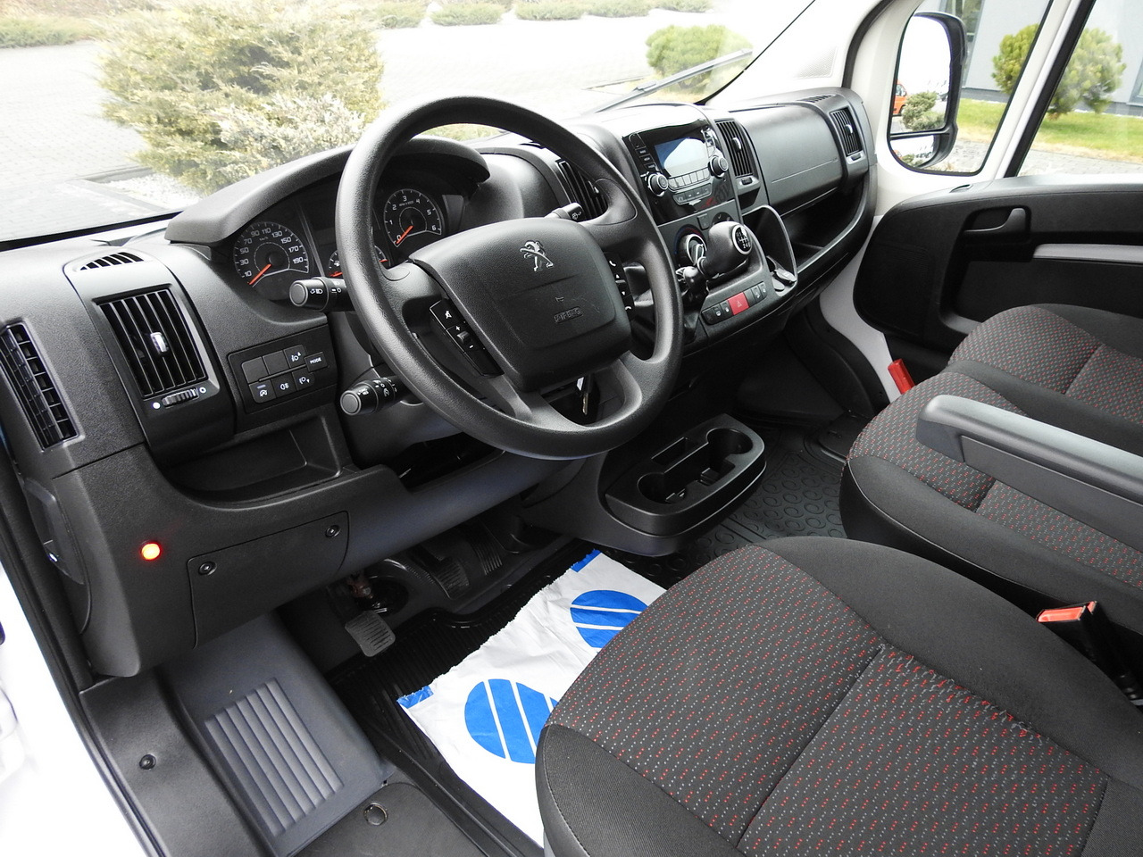 PEUGEOT BOXER BOX LIFT 8 PALLETS CRUISE CONTROL AIR CONDITIONING 140HP - Kamioncine me kontinier: foto 2 PEUGEOT BOXER BOX LIFT 8 PALLETS CRUISE CONTROL AIR CONDITIONING 140HP - Kamioncine me kontinier: foto 2