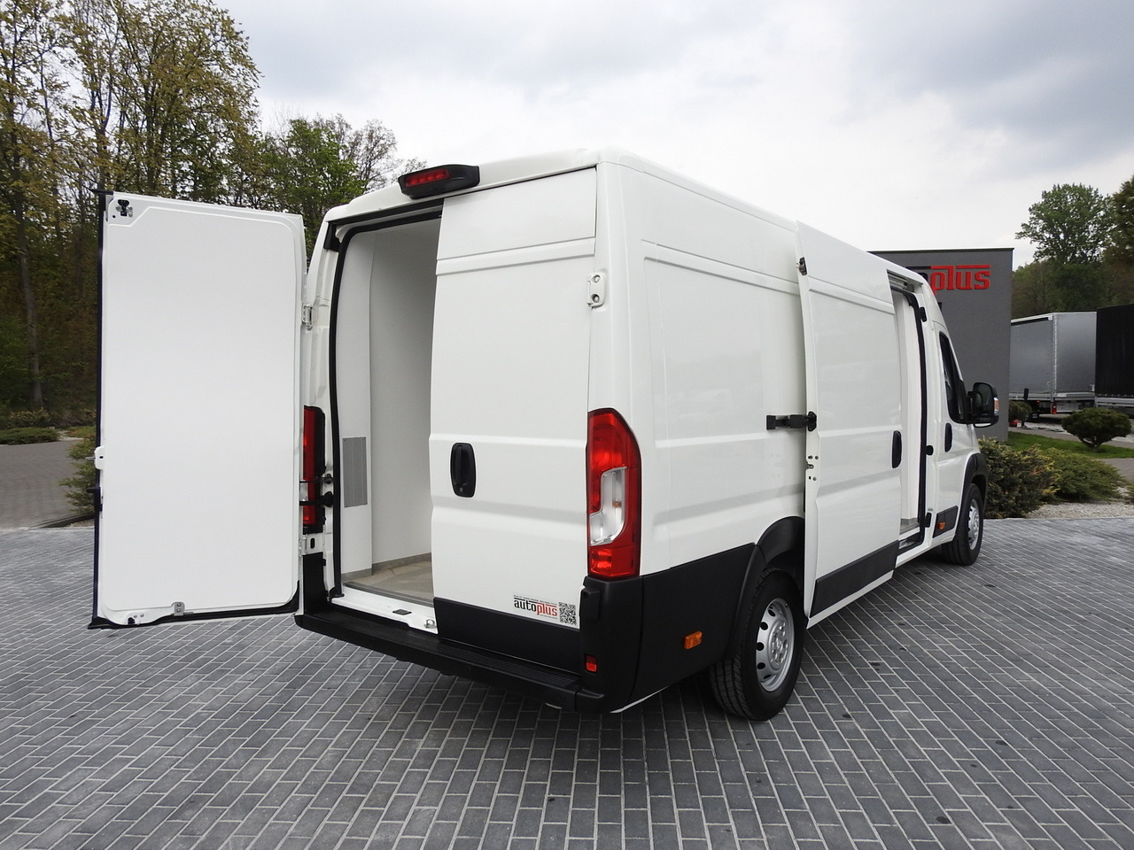 PEUGEOT BOXER REFRIGERATOR VAN 0*C CRUISE CONTROL NAVIGATION AIR CONDITIONING 135HP - Furgon frigorifer: foto 3 PEUGEOT BOXER REFRIGERATOR VAN 0*C CRUISE CONTROL NAVIGATION AIR CONDITIONING 135HP - Furgon frigorifer: foto 3