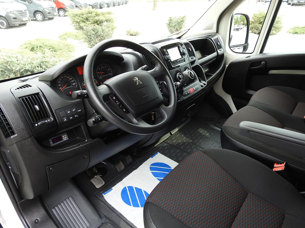 PEUGEOT BOXER REFRIGERATOR VAN 0*C CRUISE CONTROL NAVIGATION AIR CONDITIONING 135HP - Furgon frigorifer: foto 2 PEUGEOT BOXER REFRIGERATOR VAN 0*C CRUISE CONTROL NAVIGATION AIR CONDITIONING 135HP - Furgon frigorifer: foto 2