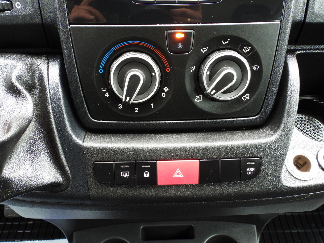 PEUGEOT BOXER STAKE BODY DOUBLE CABIN DOKA 7 SEATS CRUISE CONTROL AIR CONDITIONING 140HP - Kamioncine me karroceri: foto 2 PEUGEOT BOXER STAKE BODY DOUBLE CABIN DOKA 7 SEATS CRUISE CONTROL AIR CONDITIONING 140HP - Kamioncine me karroceri: foto 2