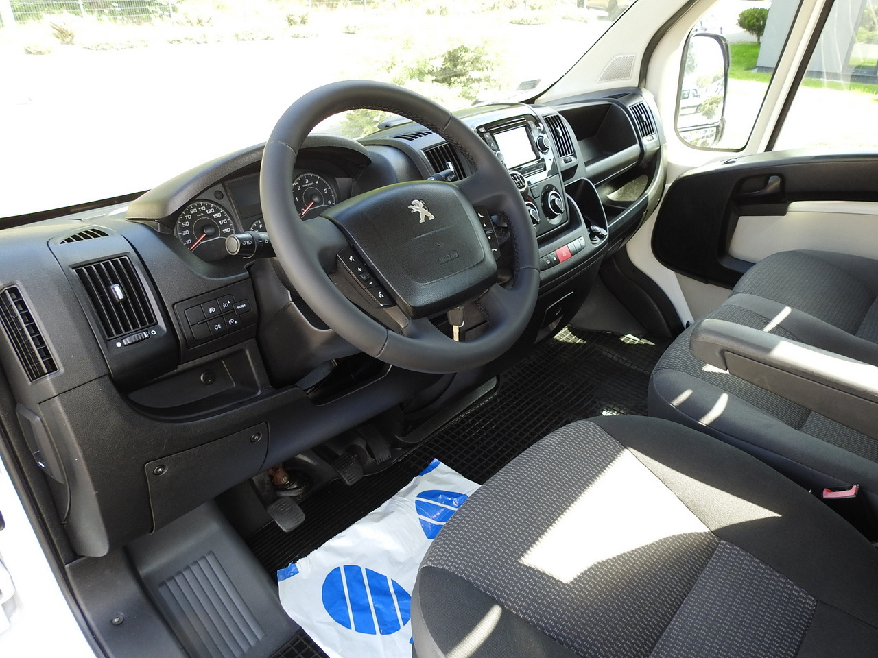 PEUGEOT BOXER THREE-WAY TIPPER AIR CONDITIONING 130HP - Kamion vetëshkarkues: foto 2 PEUGEOT BOXER THREE-WAY TIPPER AIR CONDITIONING 130HP - Kamion vetëshkarkues: foto 2