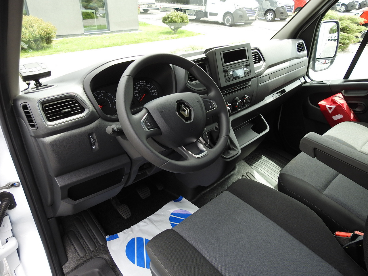 RENAULT MASTER NEW REGRIGERATOR BOX -10*C 8 PALLETS CRUISE CONTROL AIR CONDITIONING LED LIGHTS GUARANTEE 165HP - Furgon frigorifer: foto 2 RENAULT MASTER NEW REGRIGERATOR BOX -10*C 8 PALLETS CRUISE CONTROL AIR CONDITIONING LED LIGHTS GUARANTEE 165HP - Furgon frigorifer: foto 2