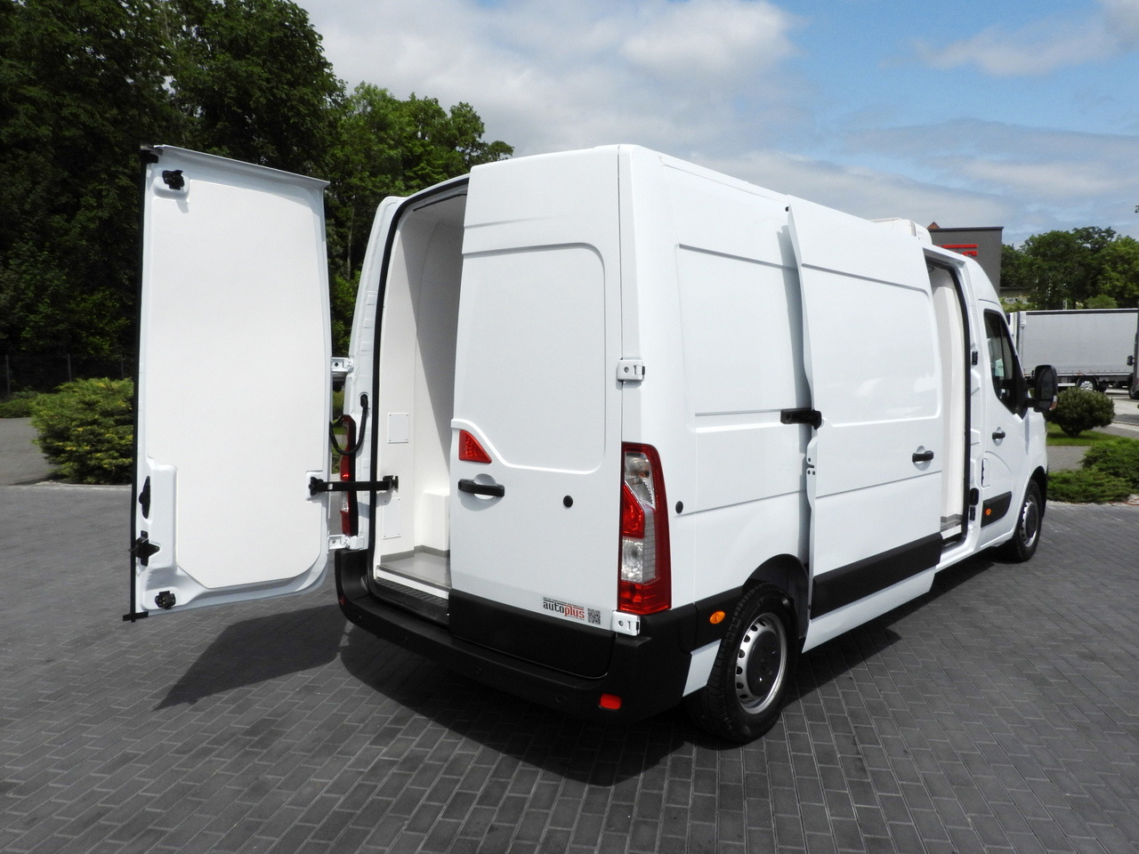 RENAULT MASTER REFRIGERATOR VAN -5*C CRUISE CONTROL NAVIGATION LED LIGHTS AIR CONDITIONING 135HP - Furgon frigorifer: foto 3 RENAULT MASTER REFRIGERATOR VAN -5*C CRUISE CONTROL NAVIGATION LED LIGHTS AIR CONDITIONING 135HP - Furgon frigorifer: foto 3