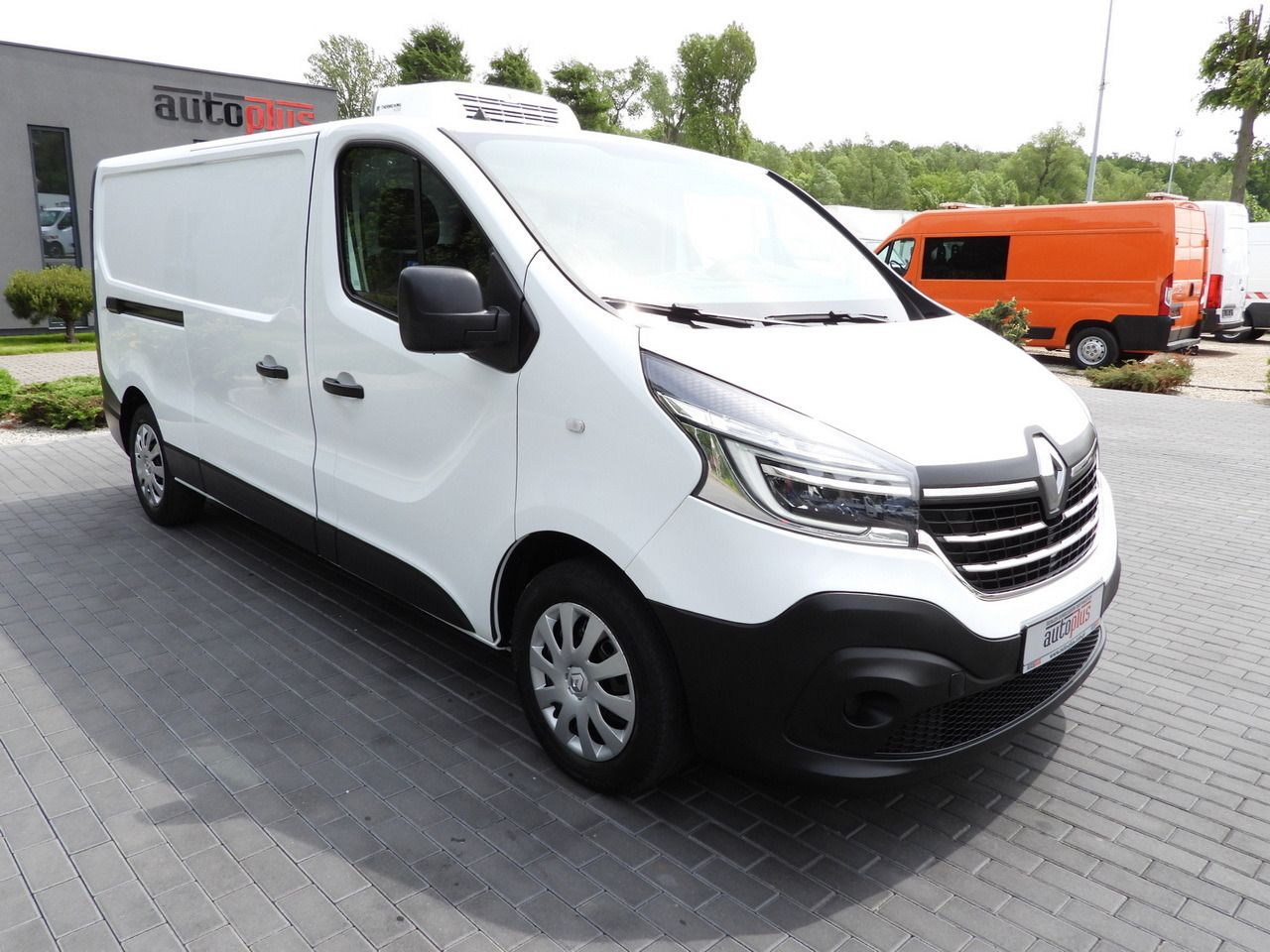 RENAULT TRAFIC REFRIGERATOR VAN 0*C CRUISE CONTROL LED LIGHTS AIR CONDITIONING 120HP - Furgon frigorifer: foto 4 RENAULT TRAFIC REFRIGERATOR VAN 0*C CRUISE CONTROL LED LIGHTS AIR CONDITIONING 120HP - Furgon frigorifer: foto 4