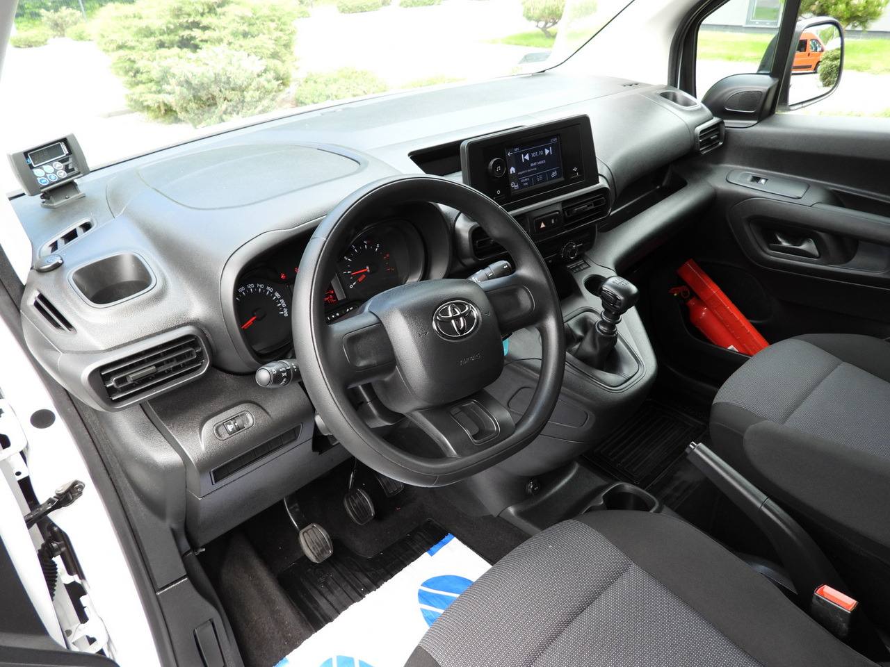 TOYOTA PROACE CITY REFRIGERATOR VAN -15*C POWER SUPPLY 230V CRUISE CONTROL AIR CONDITIONING 100HP - Furgon frigorifer: foto 2 TOYOTA PROACE CITY REFRIGERATOR VAN -15*C POWER SUPPLY 230V CRUISE CONTROL AIR CONDITIONING 100HP - Furgon frigorifer: foto 2