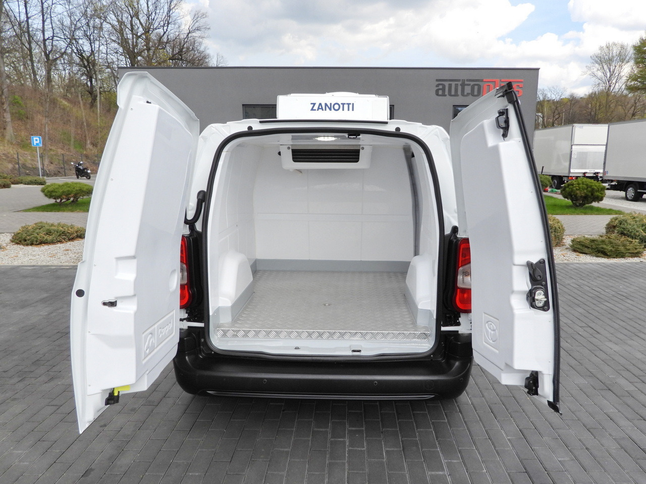 Furgon frigorifer TOYOTA PROACE CITY REFRIGERATOR VAN -15*C POWER SUPPLY 230V CRUISE CONTROL AIR CONDITIONING 100HP: foto 12 Furgon frigorifer TOYOTA PROACE CITY REFRIGERATOR VAN -15*C POWER SUPPLY 230V CRUISE CONTROL AIR CONDITIONING 100HP: foto 12