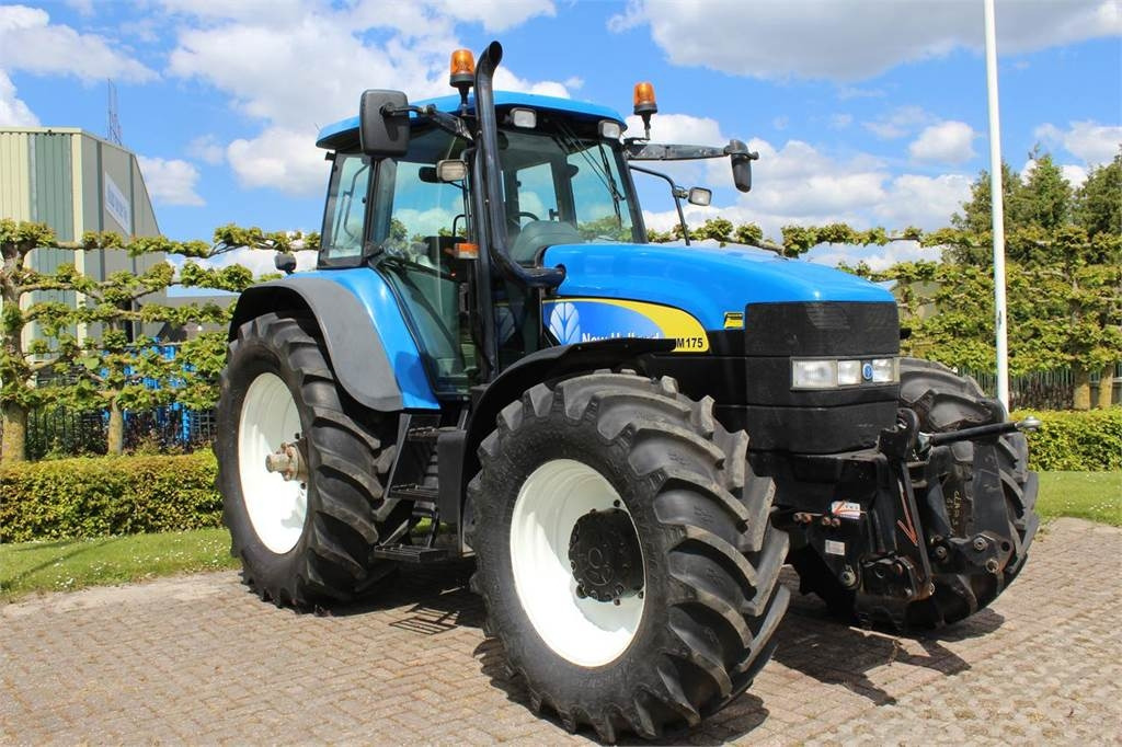 New Holland TM175 - Traktor: foto 2 New Holland TM175 - Traktor: foto 2