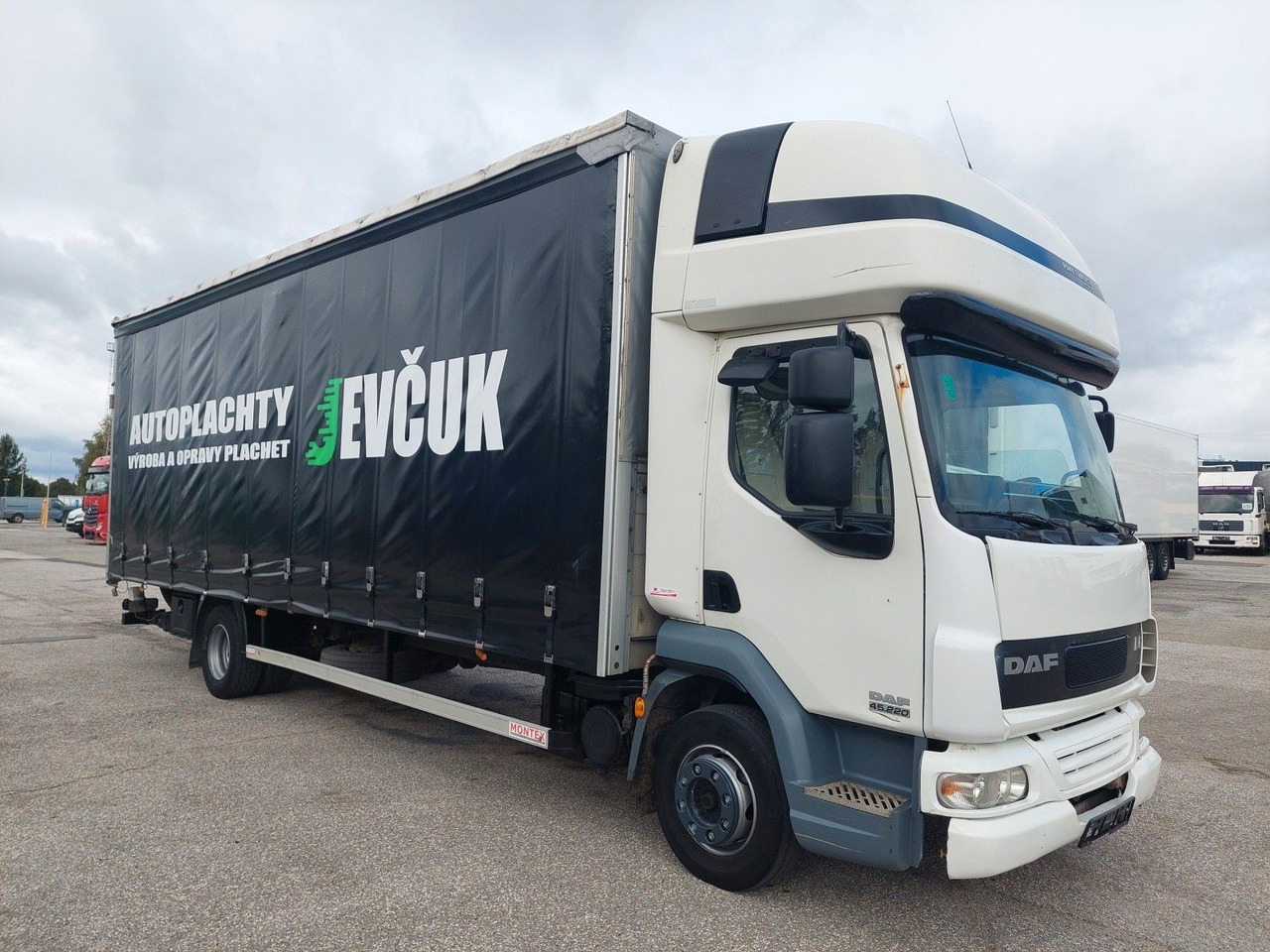 DAF FA LF 45.220 G12 4x2 - Kamion me tendë: foto 2 DAF FA LF 45.220 G12 4x2 - Kamion me tendë: foto 2