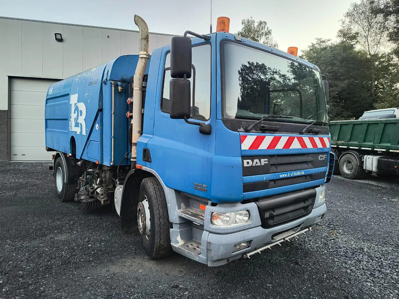DAF CF 75.250 DRIVING CONDITION - SWEEPER NEEDS REPAIRMENT - Makinë fshirëse për rrugët: foto 3 DAF CF 75.250 DRIVING CONDITION - SWEEPER NEEDS REPAIRMENT - Makinë fshirëse për rrugët: foto 3