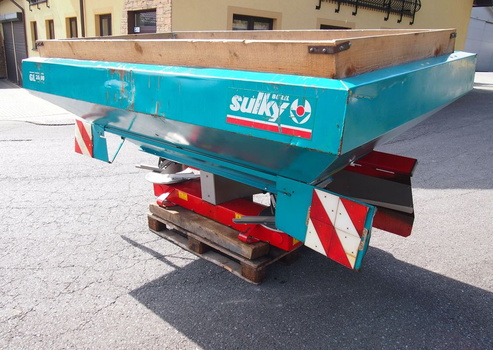 Rozsiewacz nawozów Sulky DPX GL 2000  18-24m  Rozsiewacz nawozów Sulky - Shpërndarës plehu kimik: foto 2 Rozsiewacz nawozów Sulky DPX GL 2000  18-24m  Rozsiewacz nawozów Sulky - Shpërndarës plehu kimik: foto 2