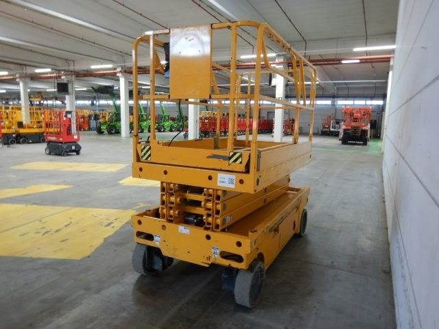 Haulotte Compact 10 - Ngritës gërshërë: foto 4 Haulotte Compact 10 - Ngritës gërshërë: foto 4