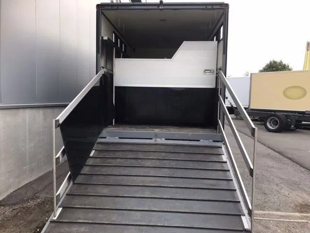 Mercedes-Benz Atego 1018 *Cruise control*Airco*Achteruitrijcamera*elektrische ruiten - Kamion për kuaj: foto 3 Mercedes-Benz Atego 1018 *Cruise control*Airco*Achteruitrijcamera*elektrische ruiten - Kamion për kuaj: foto 3