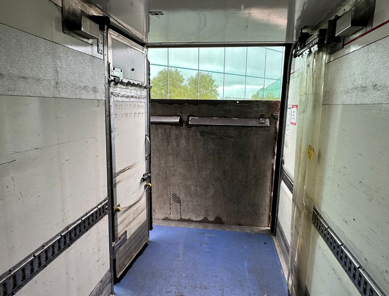 Gjysmë rimorkio frigorifer Gray and Adams City Trailer Carrier Vector 1850 MT TRI-Temp Tail Lift Side Door Steering Axle 3 Pieces Available: foto 21 Gjysmë rimorkio frigorifer Gray and Adams City Trailer Carrier Vector 1850 MT TRI-Temp Tail Lift Side Door Steering Axle 3 Pieces Available: foto 21