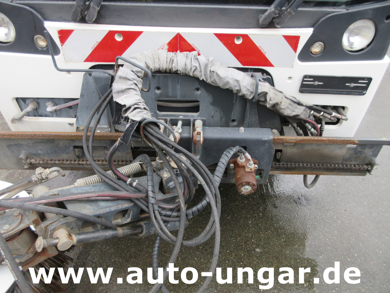 Aebi MFH 5500 Baujahr 2012 Euro 5 Kehrmaschine mit Hochentleerung - Makinë fshirëse për rrugët: foto 4 Aebi MFH 5500 Baujahr 2012 Euro 5 Kehrmaschine mit Hochentleerung - Makinë fshirëse për rrugët: foto 4