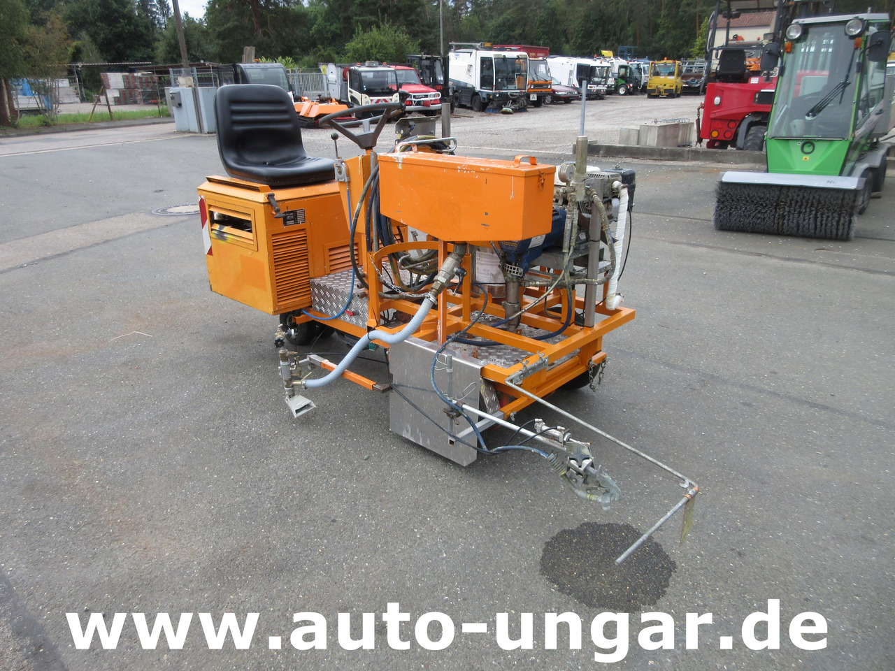 Graco LineLazer II 5900 auf Zindel VarioZet Linedriver Perlstreuer + Airless-Farb-Spritze Hofmann - Makineri asfalti: foto 1 Graco LineLazer II 5900 auf Zindel VarioZet Linedriver Perlstreuer + Airless-Farb-Spritze Hofmann - Makineri asfalti: foto 1