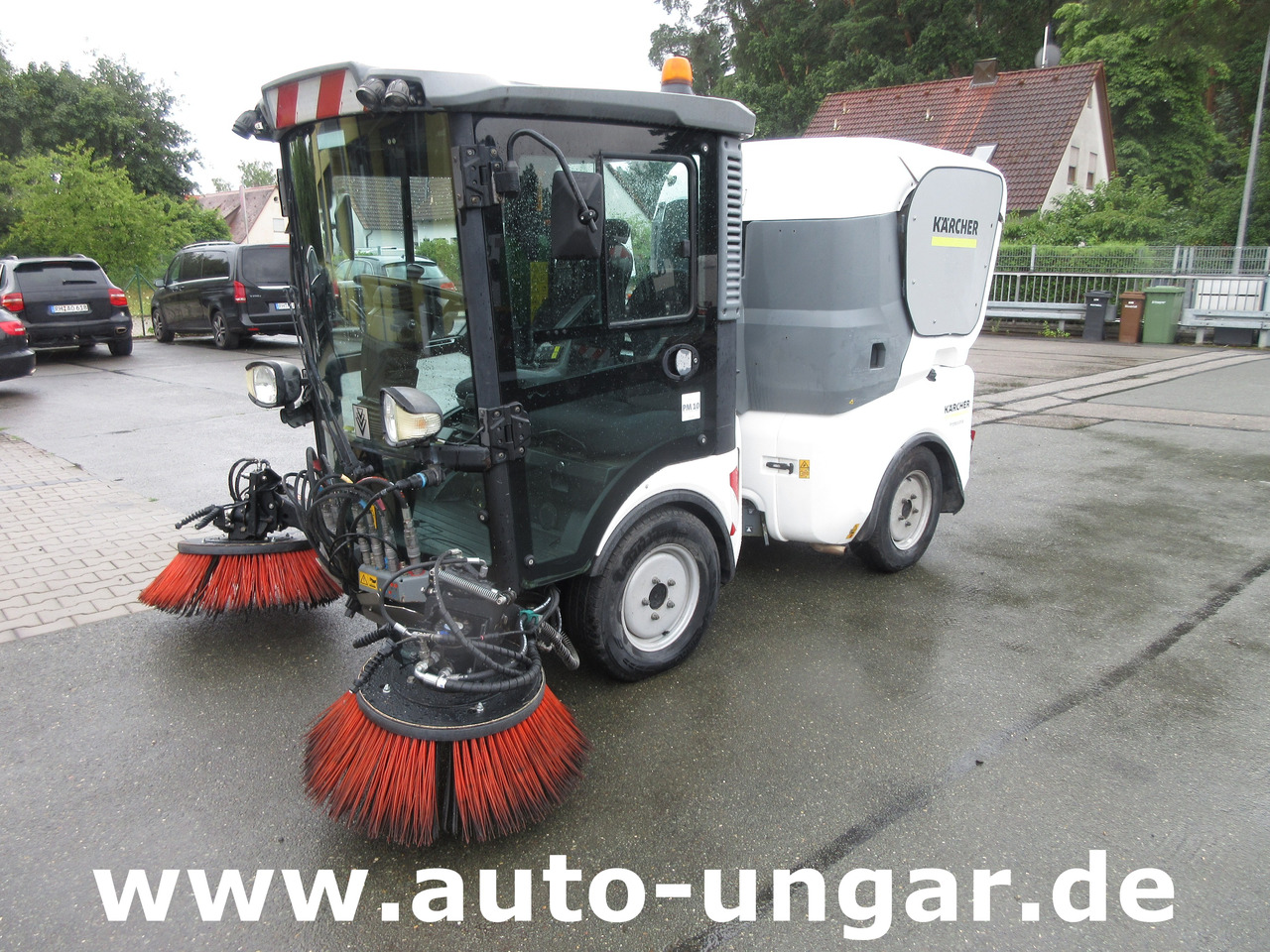 KÄRCHER MC130 Advanced Kehrmaschine Geräteträger 4x4 Kommunalfahrzeug MIC 130 Professional - Makinë fshirëse për rrugët: foto 3 KÄRCHER MC130 Advanced Kehrmaschine Geräteträger 4x4 Kommunalfahrzeug MIC 130 Professional - Makinë fshirëse për rrugët: foto 3