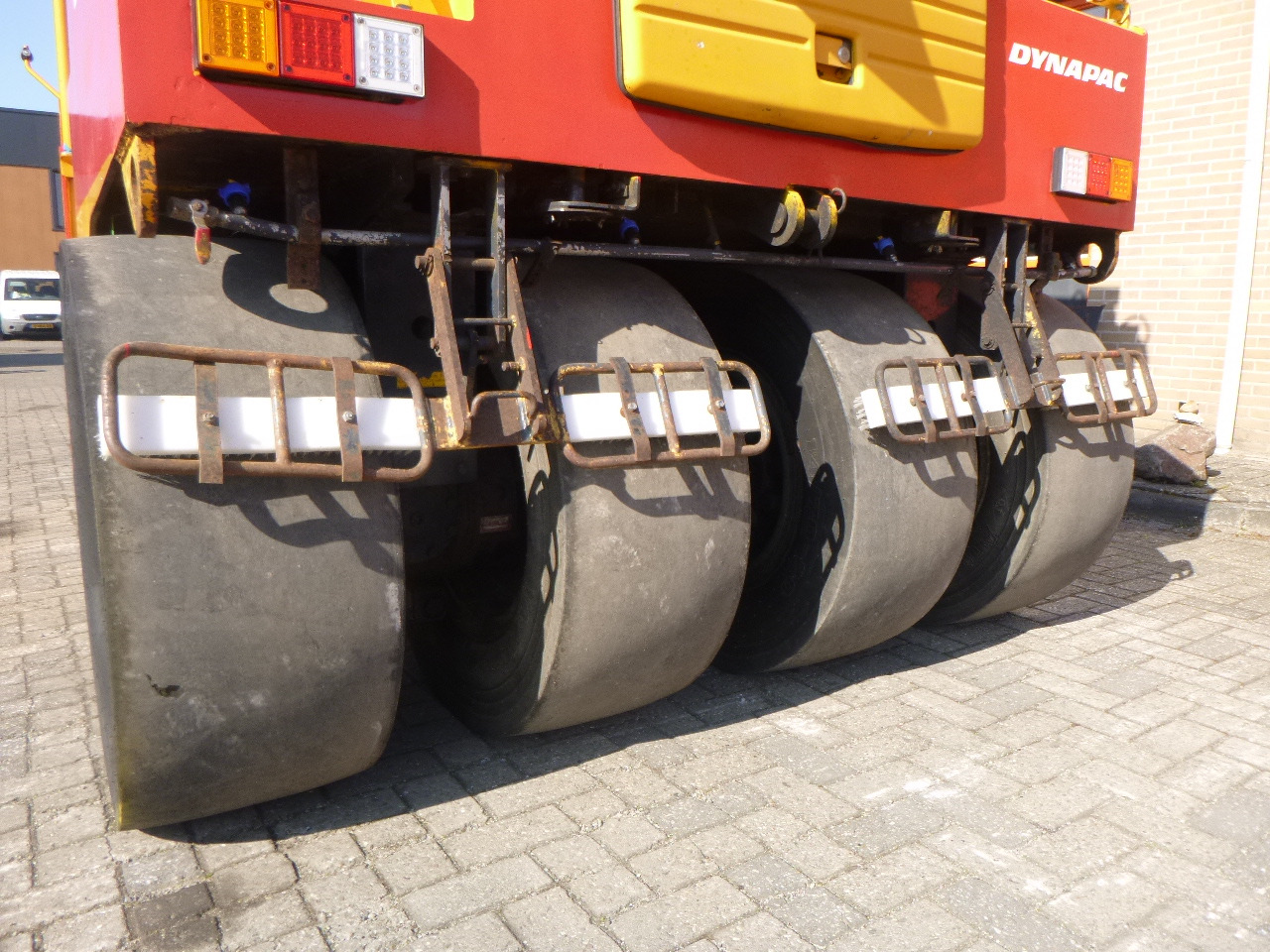 Rul pneumatik DYNAPAC CP215(HITACHI): foto 10