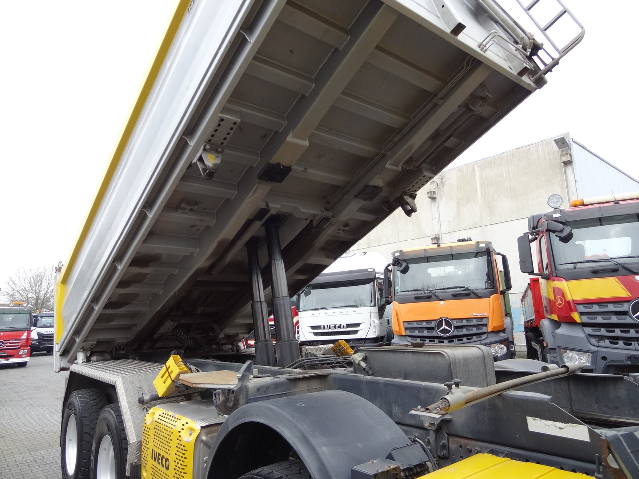 Iveco Trakker 450 8X4 Meiller - Kamion vetëshkarkues: foto 4 Iveco Trakker 450 8X4 Meiller - Kamion vetëshkarkues: foto 4