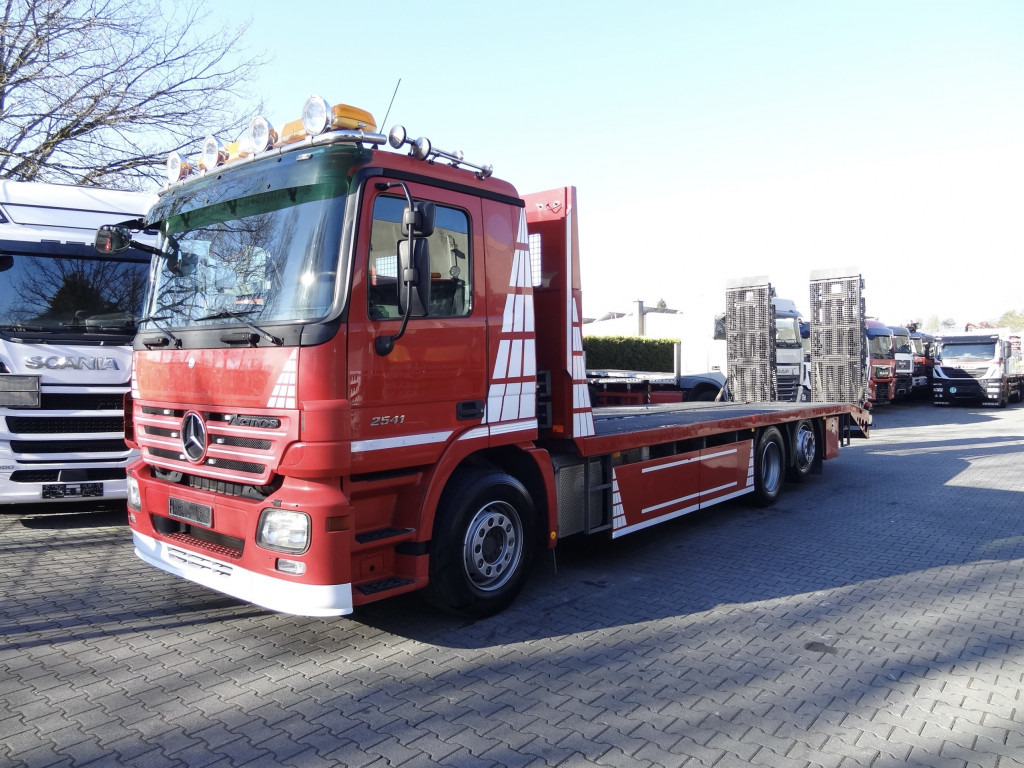 Mercedes-Benz Actros 2541 6X2 Maschinentransporter - Kamion me karroceri të hapur: foto 1 Mercedes-Benz Actros 2541 6X2 Maschinentransporter - Kamion me karroceri të hapur: foto 1