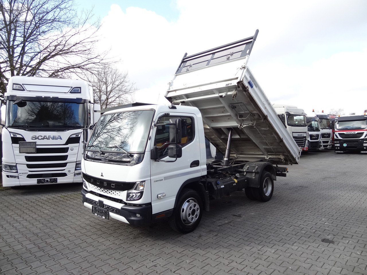 Mitsubishi Fuso 7C18 Meiller - Kamion vetëshkarkues: foto 1 Mitsubishi Fuso 7C18 Meiller - Kamion vetëshkarkues: foto 1