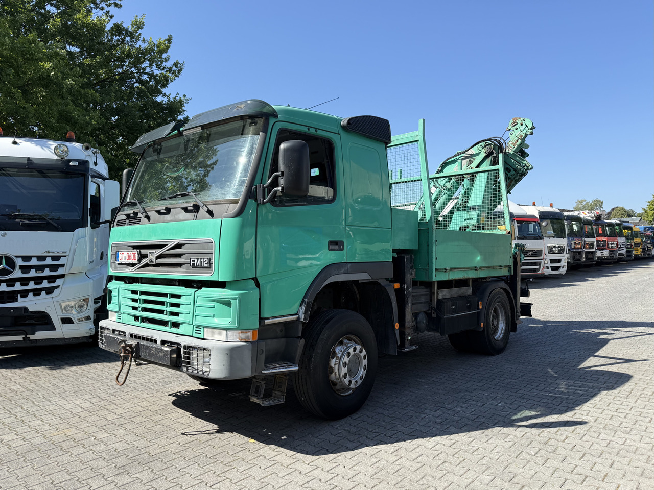 Volvo FM12 420 4X4 Kran MKG 300 bis 24 Meter - Kamion me karroceri të hapur, Kamion me vinç: foto 1 Volvo FM12 420 4X4 Kran MKG 300 bis 24 Meter - Kamion me karroceri të hapur, Kamion me vinç: foto 1