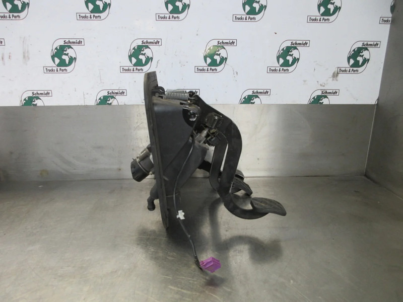 Volvo 21761966// 82545137 PEDAAL SYSTEEM VOLVO FL 210 EURO 6 - Kabina dhe interier për Kamioni: foto 4 Volvo 21761966// 82545137 PEDAAL SYSTEEM VOLVO FL 210 EURO 6 - Kabina dhe interier për Kamioni: foto 4