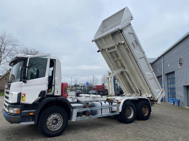 Scania 124-400 / 6X4 / RETARDER / BIG AXLE / FULL STEEL / 2SIDE TIPPER / OLD TACHO / AIRCO / MANUAL / EURO-2 / 2000 - Kamion vetëshkarkues: foto 2 Scania 124-400 / 6X4 / RETARDER / BIG AXLE / FULL STEEL / 2SIDE TIPPER / OLD TACHO / AIRCO / MANUAL / EURO-2 / 2000 - Kamion vetëshkarkues: foto 2
