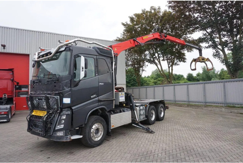 Volvo FH16-750 / ENGINE RUNNING / 6x4 / RETARDER / BIG AXLE / VEB+ / PALFINGER FD250 / EURO-6 / 2016 - Kamion për transport druri, Kamion me vinç: foto 1 Volvo FH16-750 / ENGINE RUNNING / 6x4 / RETARDER / BIG AXLE / VEB+ / PALFINGER FD250 / EURO-6 / 2016 - Kamion për transport druri, Kamion me vinç: foto 1