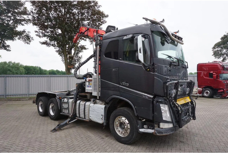 Volvo FH16-750 / ENGINE RUNNING / 6x4 / RETARDER / BIG AXLE / VEB+ / PALFINGER FD250 / EURO-6 / 2016 - Kamion për transport druri, Kamion me vinç: foto 4 Volvo FH16-750 / ENGINE RUNNING / 6x4 / RETARDER / BIG AXLE / VEB+ / PALFINGER FD250 / EURO-6 / 2016 - Kamion për transport druri, Kamion me vinç: foto 4