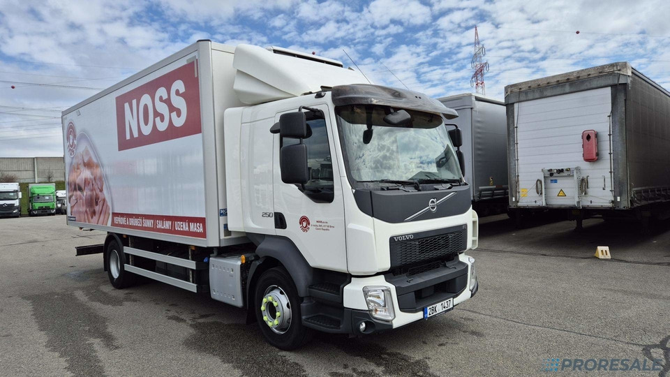 VOLVO FL 250 BB EURO 6 - mrazírna + CARRIER XARIOS 600 EL MAXI - Kamion frigorifer: foto 1 VOLVO FL 250 BB EURO 6 - mrazírna + CARRIER XARIOS 600 EL MAXI - Kamion frigorifer: foto 1