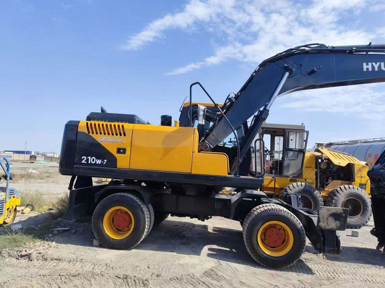Hyundai R210-7 - Ekskavator me goma: foto 1 Hyundai R210-7 - Ekskavator me goma: foto 1