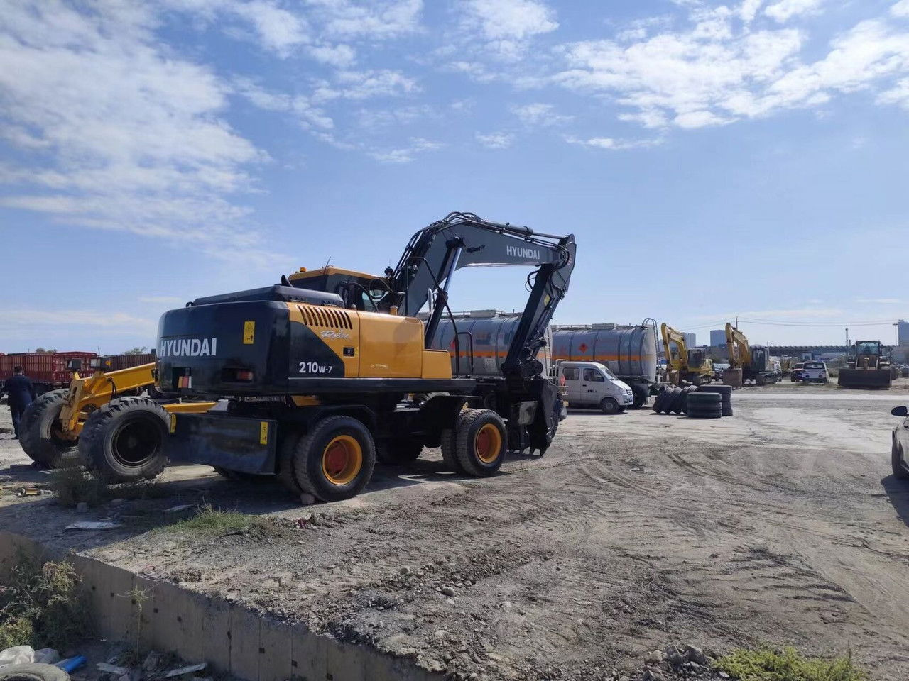 Hyundai R210-7 - Ekskavator me goma: foto 4 Hyundai R210-7 - Ekskavator me goma: foto 4