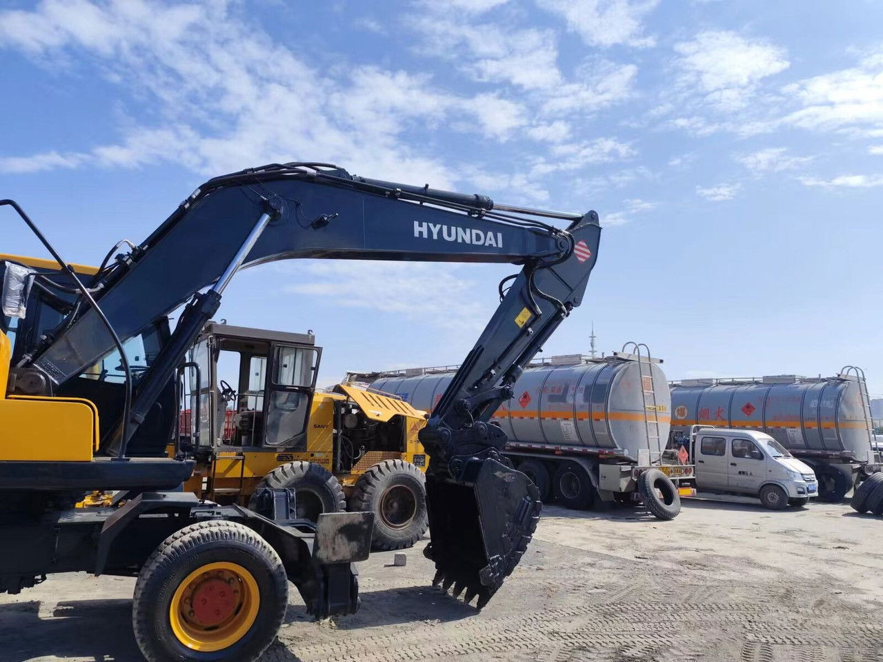 Hyundai R210-7 - Ekskavator me goma: foto 2 Hyundai R210-7 - Ekskavator me goma: foto 2