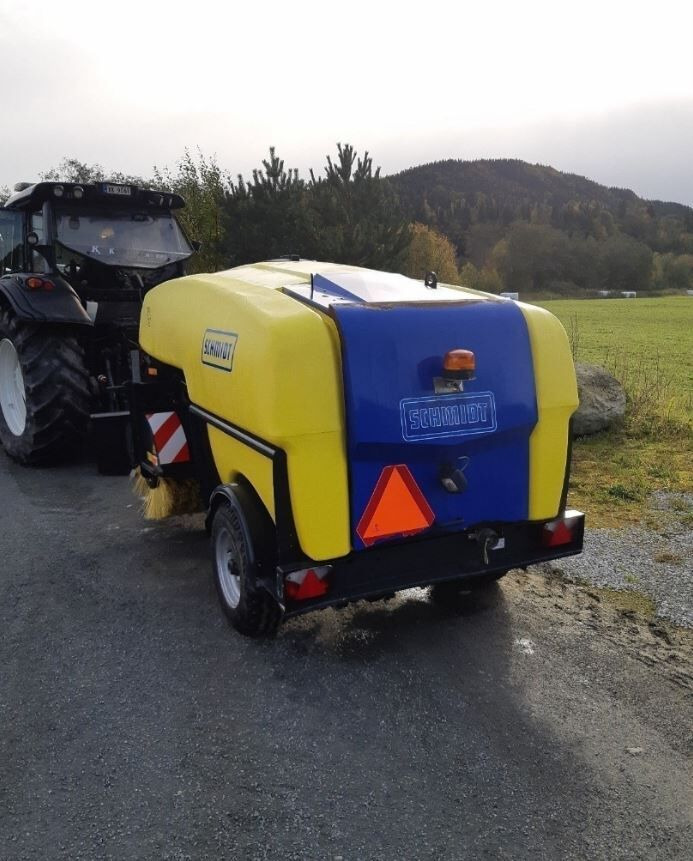 Schmidt TSS 122, Like NEW - Makinë fshirëse për rrugët: foto 3 Schmidt TSS 122, Like NEW - Makinë fshirëse për rrugët: foto 3