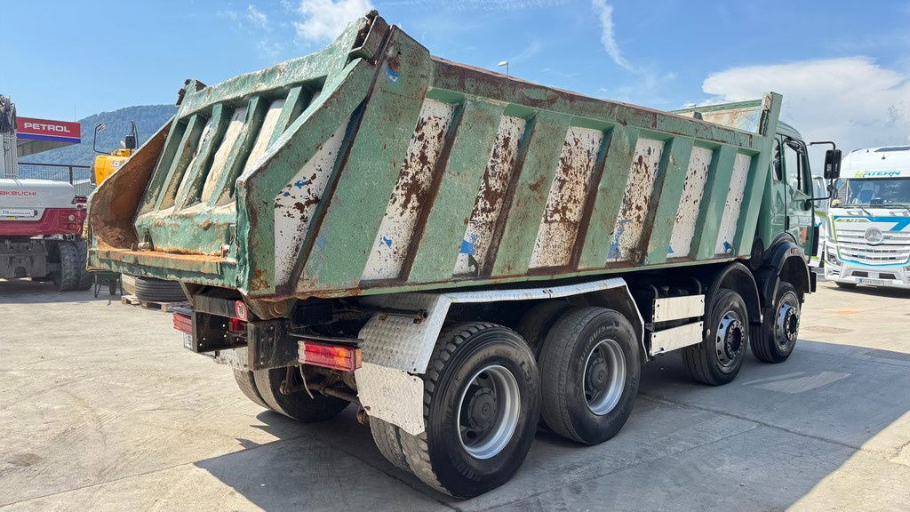 Mercedes-Benz SK 3235 8X4 tipper - V8 - Kamion vetëshkarkues: foto 4 Mercedes-Benz SK 3235 8X4 tipper - V8 - Kamion vetëshkarkues: foto 4
