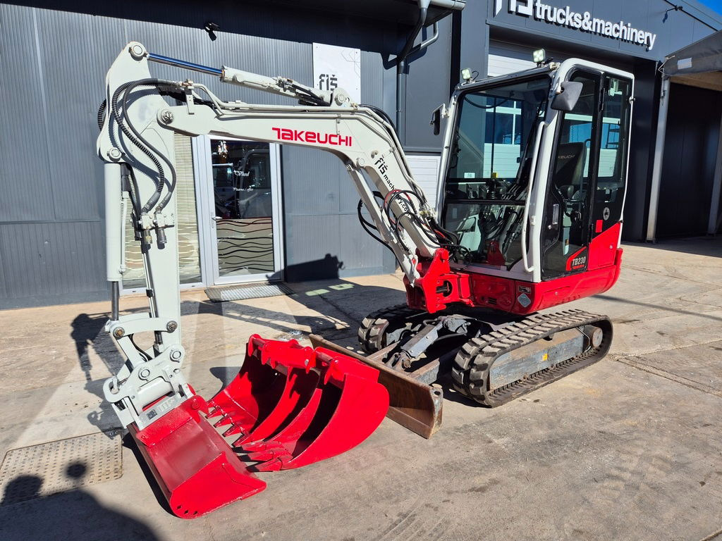 Takeuchi TB230 - Powertilt - 3X Buckets - 2017 Year - TOP Condition - Miniekskavator: foto 1 Takeuchi TB230 - Powertilt - 3X Buckets - 2017 Year - TOP Condition - Miniekskavator: foto 1