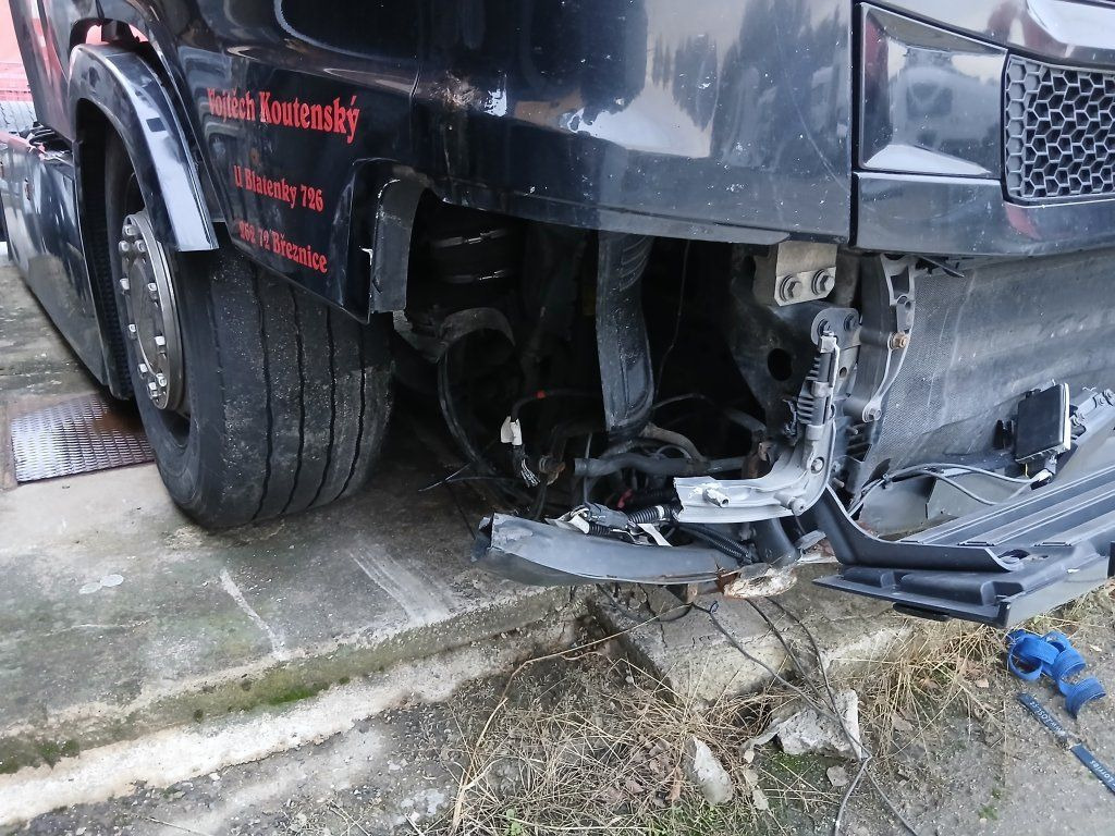 Scania R450 MEGA/lowdeck Unfall / damage - Gjysmë-kamion: foto 4 Scania R450 MEGA/lowdeck Unfall / damage - Gjysmë-kamion: foto 4