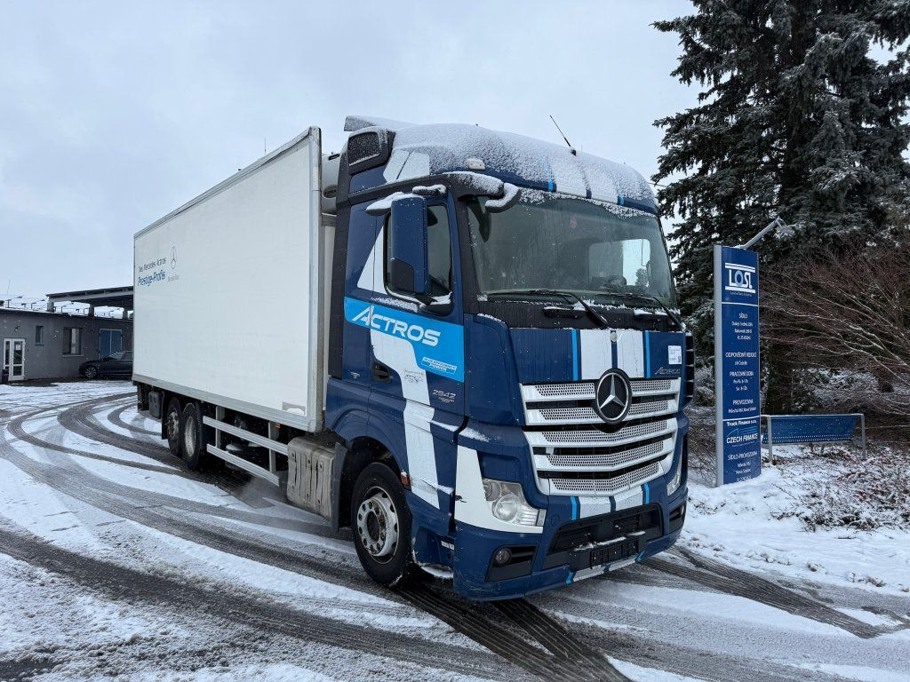 Mercedes-Benz 2542 Actros 6x2 EURO 6 - Kamion frigorifer: foto 2 Mercedes-Benz 2542 Actros 6x2 EURO 6 - Kamion frigorifer: foto 2