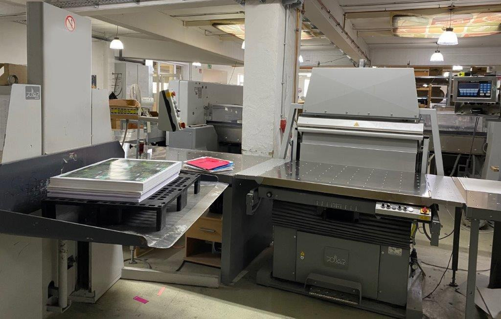 Large sized cutting system Polar 137 XT-AT with stacking lifter, automatic vibrator, scale and optional unloader - Makinë për prerje letre: foto 4 Large sized cutting system Polar 137 XT-AT with stacking lifter, automatic vibrator, scale and optional unloader - Makinë për prerje letre: foto 4