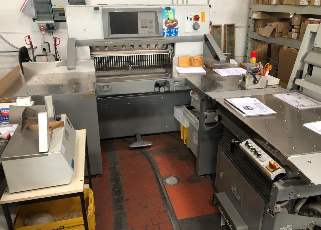Polar 92 XT high-speed cutting line with RA-2 vibrator, optional LW 450 lift and counting scale - Makinë për prerje letre: foto 1 Polar 92 XT high-speed cutting line with RA-2 vibrator, optional LW 450 lift and counting scale - Makinë për prerje letre: foto 1